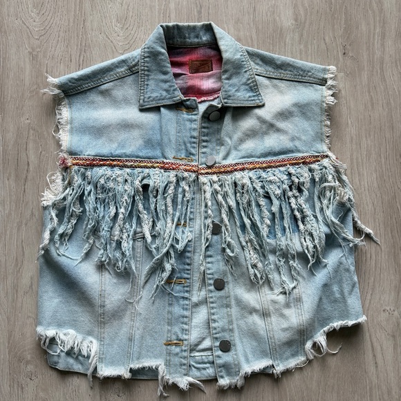 POL Jackets & Blazers - POL Women’s Size Small Light Washed Frayed Fringe Denim Vest 100% Cotton
